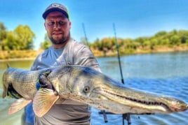 Giant Alligator Gar Adventure